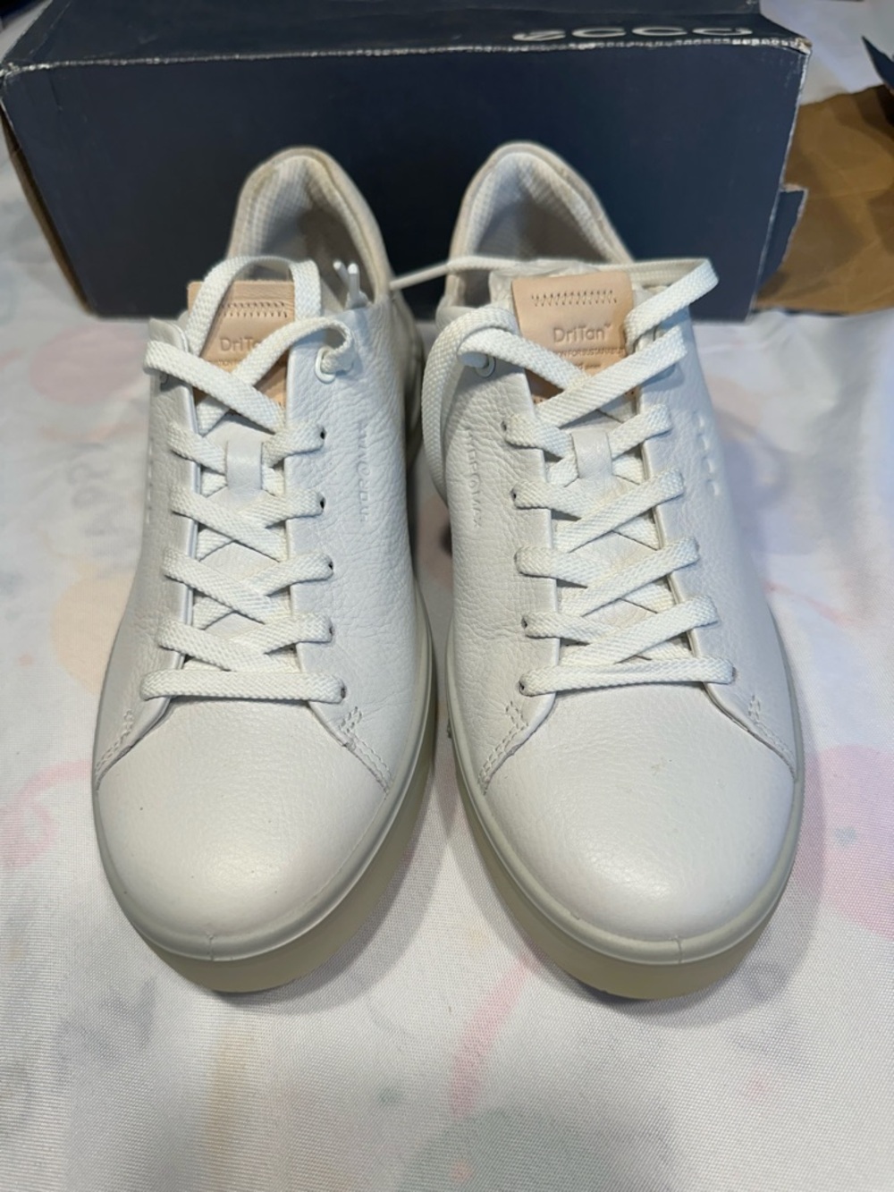 ECCO ladies golf shoes spike-less white size 9-9.5 NWOT